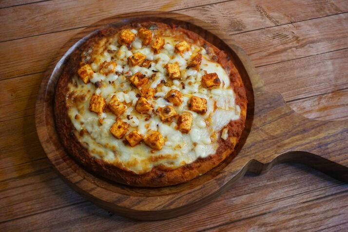 Lalco Cafe's - Paneer Makhanwala Pizza